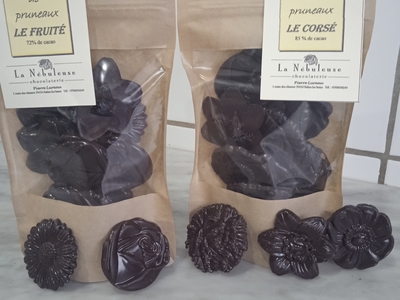 fleurs en chocolat 72 % cacao le fruité avec inclusion de cuir de fruit PRUNEAUX