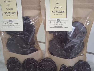 fleurs en chocolat 85 % cacao le corsé avec inclusion de cuir de fruit FIGUES