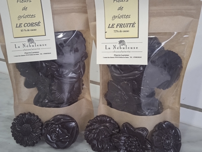 fleurs en chocolat 85 % cacao le corsé avec inclusion de cuir de fruit GRIOTTES