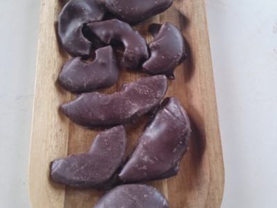 Lamelles de pommes séchées enrobées de chocolat 72 % de cacao