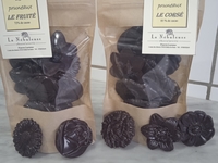 fleurs en chocolat 85 % cacao le corsé avec inclusion de cuir de fruit PRUNEAUX