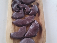 Lamelles de pommes séchées enrobées de chocolat 85 % de cacao